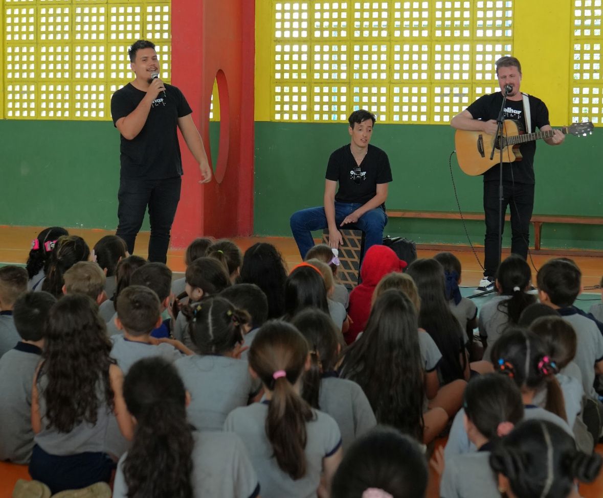 Deficientes visuais resgatam músicas de roda e promovem inclusão em escolas de Joinville