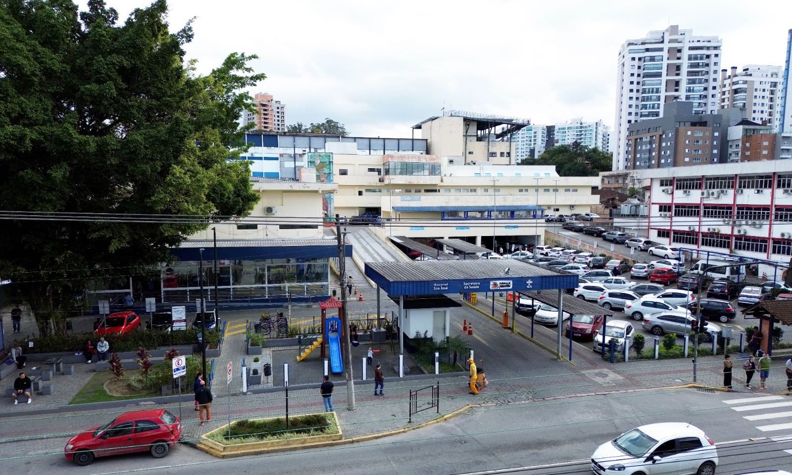 Hospital São José convive com superlotação e falta de materiais: “temos que liberar macas dos mortos para os vivos”